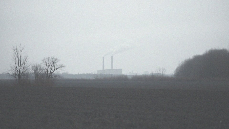 Co powoduje wysokie stężenia SO2 w atmosferze?