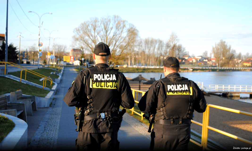 Uczniowie z Komorników odwiedzili Komendę Policji we Włoszczowie